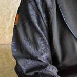 ⁦عباية بياقة مميزه و أكمام مطرزه بلون كحلي⁩ - الصورة ⁦3⁩