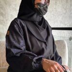 ⁦عباية بياقة مميزه و أكمام مطرزه بلون كحلي⁩ - الصورة ⁦6⁩