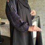 ⁦عباية بياقة مميزه و أكمام مطرزه بلون كحلي⁩ - الصورة ⁦2⁩