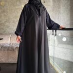 ⁦عباية بياقة مميزه و أكمام مطرزه بلون كحلي⁩ - الصورة ⁦9⁩