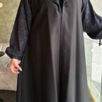 ⁦عباية بياقة مميزه و أكمام مطرزه بلون كحلي⁩ - الصورة ⁦5⁩