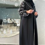 ⁦عبايه اماراتي بياقة مميز و اكمام مطرزه بالابيض⁩ - الصورة ⁦2⁩