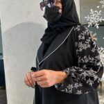 ⁦عبايه اماراتي بياقة مميز و اكمام مطرزه بالابيض⁩ - الصورة ⁦3⁩