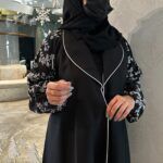⁦عبايه اماراتي بياقة مميز و اكمام مطرزه بالابيض⁩ - الصورة ⁦4⁩