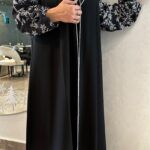 عبايه اماراتي بياقة مميز و اكمام مطرزه بالابيض