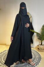 ⁦عباية كلوش مغلقة محدده من اجانب و شريط من جانب⁩ - الصورة ⁦2⁩