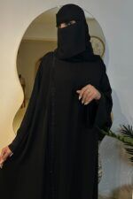 ⁦عباية كلوش مغلقة محدده من اجانب و شريط من جانب⁩ - الصورة ⁦3⁩