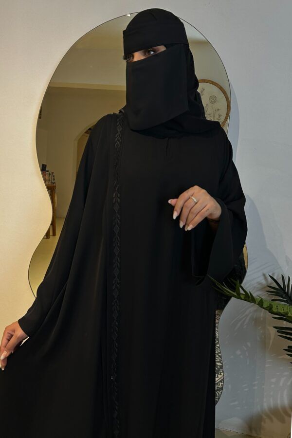 ⁦عباية كلوش مغلقة محدده من اجانب و شريط من جانب⁩ - الصورة ⁦3⁩