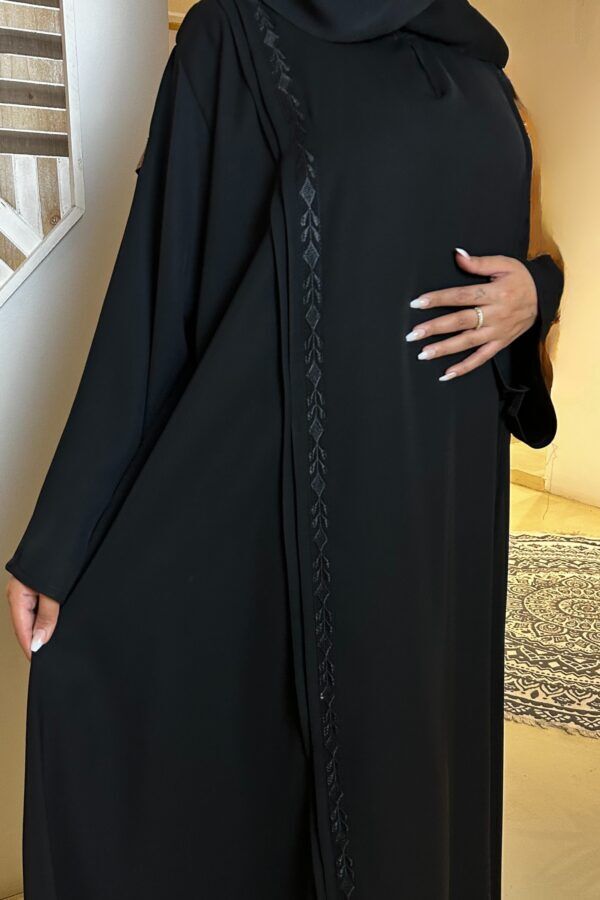 ⁦عباية كلوش مغلقة محدده من اجانب و شريط من جانب⁩ - الصورة ⁦5⁩