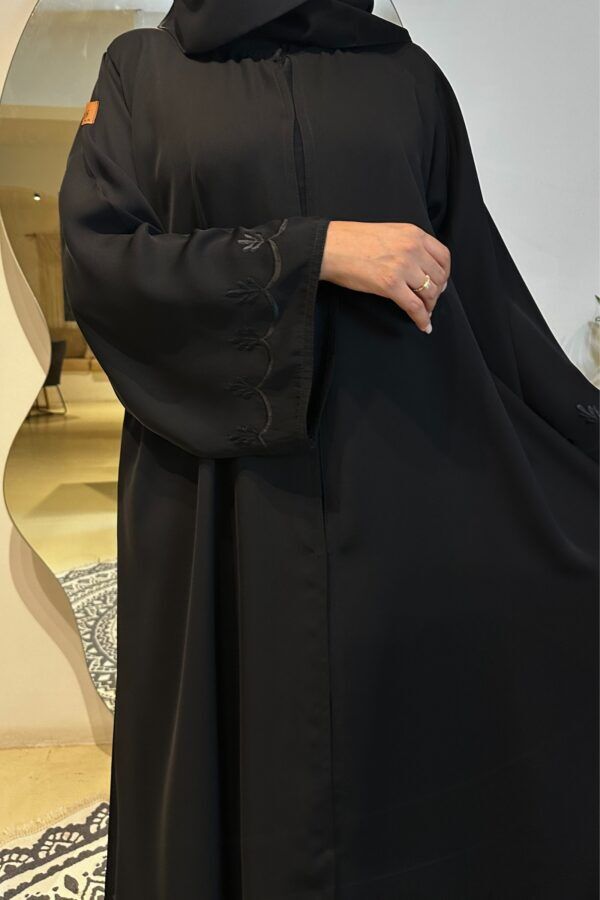 ⁦عباية كلوش بتطريز مموج من الأكمام و أسفل العباية⁩ - الصورة ⁦6⁩