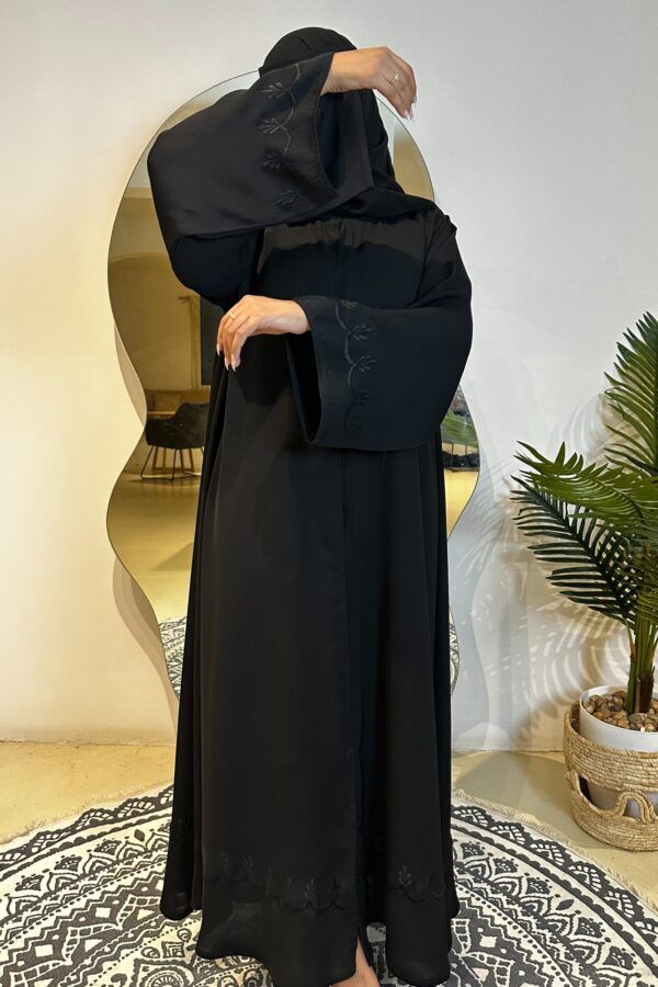 ⁦عباية كلوش بتطريز مموج من الأكمام و أسفل العباية⁩ - الصورة ⁦2⁩