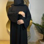 ⁦عباية كتف مطرز باسود مخفى على الكم على شكل جذور ورد⁩ - الصورة ⁦7⁩
