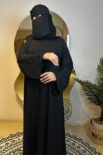 ⁦عباية كتف مطرز باسود مخفى على الكم على شكل جذور ورد⁩ - الصورة ⁦7⁩