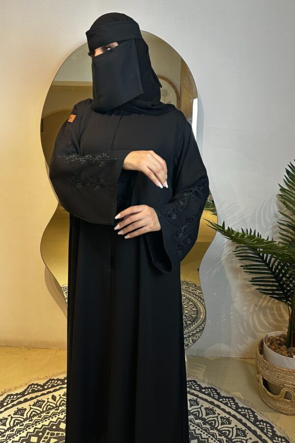 ⁦عباية كتف مطرز باسود مخفى على الكم على شكل جذور ورد⁩ - الصورة ⁦7⁩