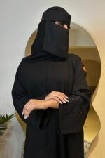 ⁦عباية كتف مطرز باسود مخفى على الكم على شكل جذور ورد⁩ - الصورة ⁦4⁩