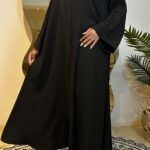 ⁦عباية كتف مطرز باسود مخفى على الكم على شكل جذور ورد⁩ - الصورة ⁦5⁩