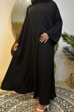 ⁦عباية كتف مطرز باسود مخفى على الكم على شكل جذور ورد⁩ - الصورة ⁦5⁩