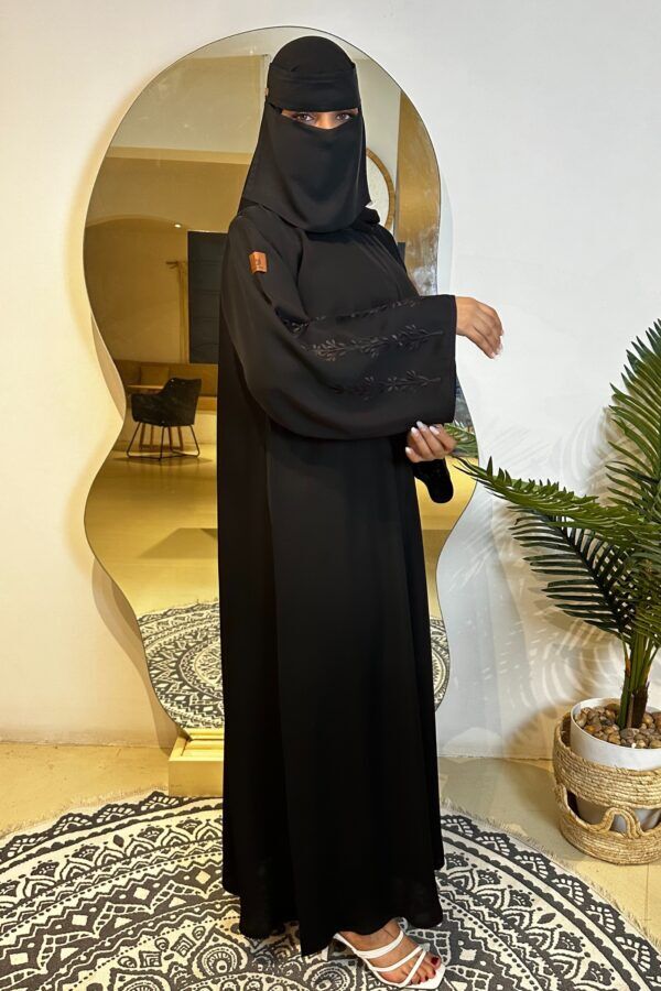 ⁦عباية كتف مطرز باسود مخفى على الكم على شكل جذور ورد⁩ - الصورة ⁦6⁩