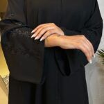 ⁦عباية كتف مطرز باسود مخفى على الكم على شكل جذور ورد⁩ - الصورة ⁦2⁩