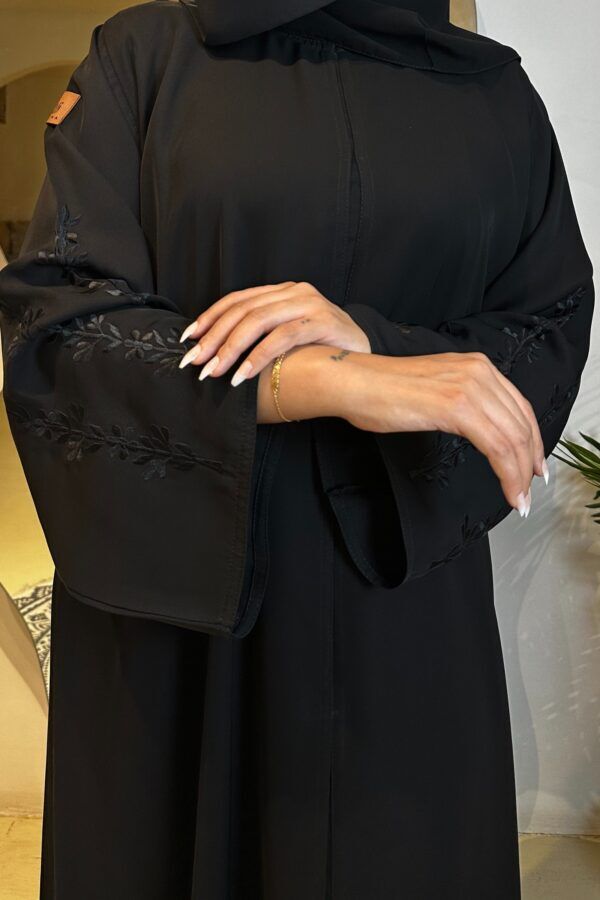 ⁦عباية كتف مطرز باسود مخفى على الكم على شكل جذور ورد⁩ - الصورة ⁦2⁩