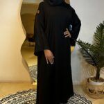 ⁦عباية كتف مطرز باسود مخفى على الكم على شكل جذور ورد⁩ - الصورة ⁦3⁩