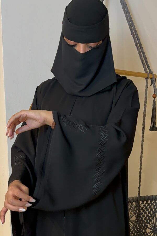 ⁦عبايه كتف مطرز باسود مخفى على الكم على شكل جذور ورق⁩ - الصورة ⁦6⁩
