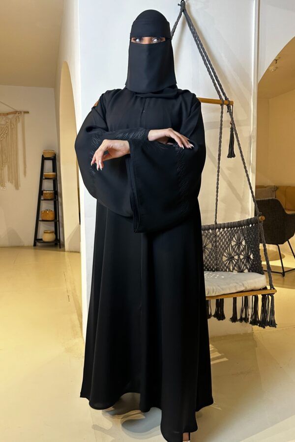 ⁦عبايه كتف مطرز باسود مخفى على الكم على شكل جذور ورق⁩ - الصورة ⁦4⁩