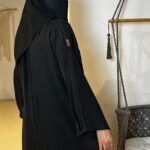 ⁦عباية مقفلة كلاسيك محددة باسود⁩ - الصورة ⁦5⁩