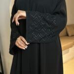 عبايه كتف مطرز باسود مخفى على الكم على شكل شبك