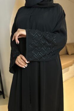 عبايه كتف مطرز باسود مخفى على الكم على شكل شبك