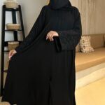 عبايه كتف مطرز باسود مخفى على الكم على شكل شبك