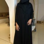 ⁦عباية كلوش بلياقه كلاسيك محددة باسود⁩ - الصورة ⁦3⁩