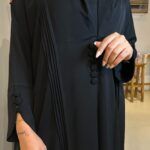 ⁦عباية كلوش بلياقه كلاسيك محددة باسود⁩ - الصورة ⁦5⁩