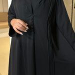 ⁦عباية كلوش بلياقه كلاسيك محددة باسود⁩ - الصورة ⁦2⁩