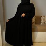 ⁦عباية مغلقة بشريط فصوص اسود و كسره⁩ - الصورة ⁦3⁩