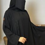 عباية مغلقة بشريط فصوص اسود و كسره
