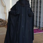 ⁦عباية كادي منثرة بتطريز اسود⁩ - الصورة ⁦2⁩