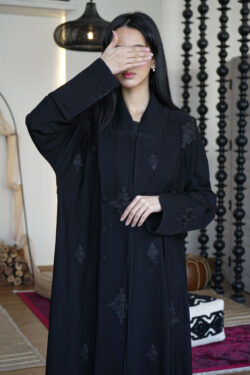 عباية كلوش بياقة ومطرزة