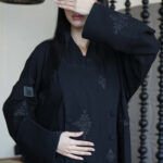 ⁦عباية كادي منثرة بتطريز اسود⁩ - الصورة ⁦3⁩