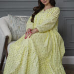 ⁦جلابيه اصفر بكلوش صغير و ترتر كامل على شكل ورود صغير⁩ - الصورة ⁦5⁩