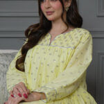 ⁦جلابيه اصفر بكلوش صغير و ترتر كامل على شكل ورود صغير⁩ - الصورة ⁦6⁩