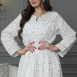 ⁦جلابيه ابيض كويتيه ترتر كامل على شكل ورود صغير⁩ - الصورة ⁦3⁩