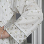 ⁦جلابيه ابيض كويتيه ترتر كامل على شكل ورود صغير⁩ - الصورة ⁦2⁩