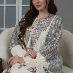 جلابيه اسود باكمام و حلق مزينه بدقات خيوط ترتر