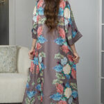 ⁦جلابيه بني مرسومه بورود ملون و كبس لولو⁩ - الصورة ⁦4⁩