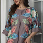 ⁦جلابيه بني مرسومه بورود ملون و كبس لولو⁩ - الصورة ⁦3⁩