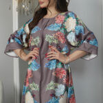 ⁦جلابيه بني مرسومه بورود ملون و كبس لولو⁩ - الصورة ⁦2⁩