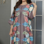 ⁦جلابيه بني مرسومه بورود ملون و كبس لولو⁩ - الصورة ⁦5⁩