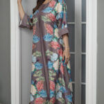 ⁦جلابيه بني مرسومه بورود ملون و كبس لولو⁩ - الصورة ⁦7⁩