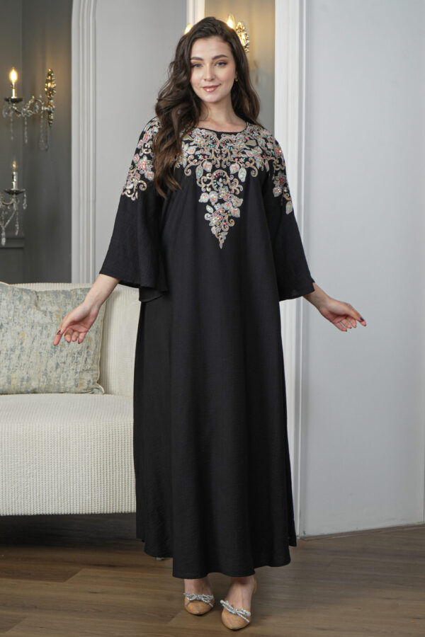 ⁦جلابيه اسود بخرز من صدر منتد الى اكتاف⁩ - الصورة ⁦3⁩